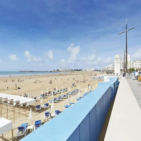 Stylish With Balcony, Sea Views, Cleaning Included Apartman